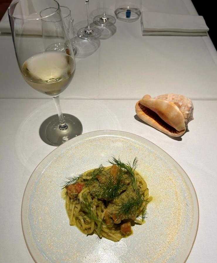Spaghetti alle sarde e Champagne della trattoria "La Rosetta" di Roma