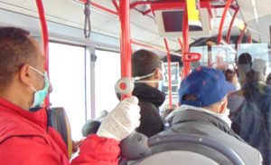 Donna senza mascherina su bus