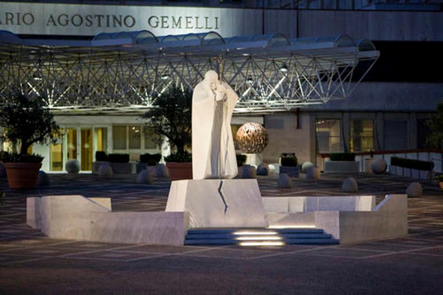 Entrata dell'ospedale Gemelli di Roma