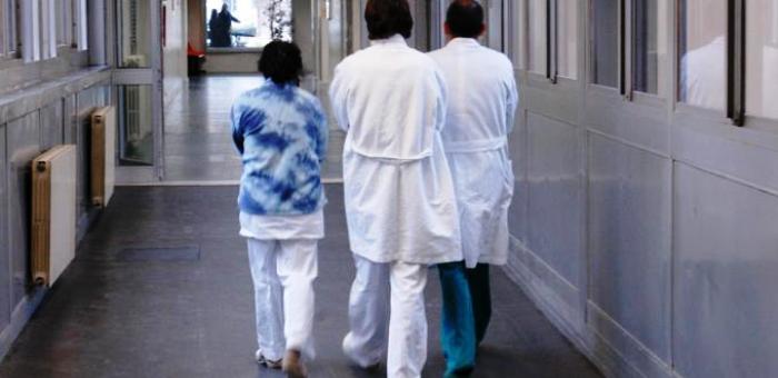 operatori sanitari in corsia d'ospedale