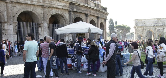 Roma, area del Colosseo, venditori ambulanti e turisti