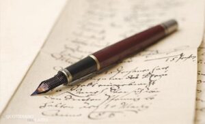 Penna e testo di poesia scritto