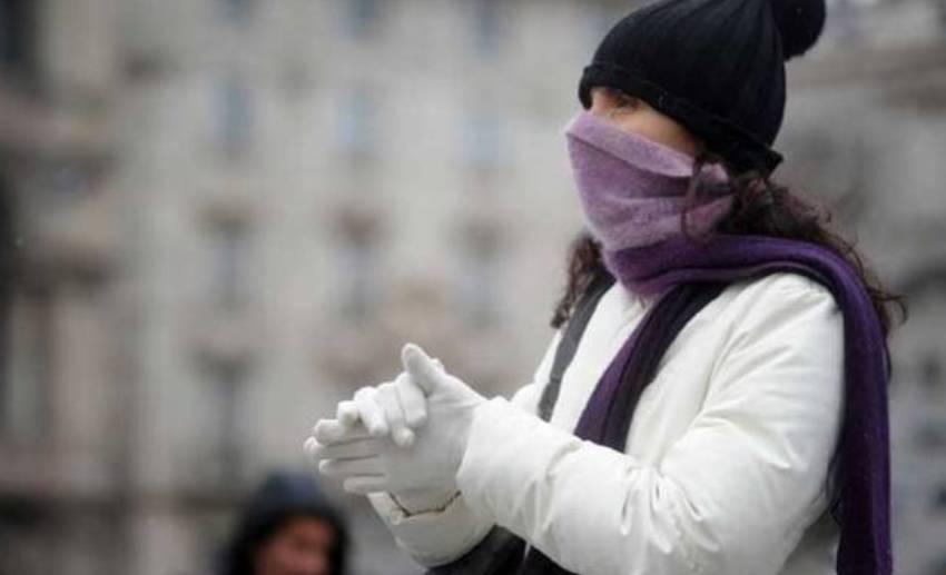 donna con sciarpa, cappello e guanti per il clima freddo
