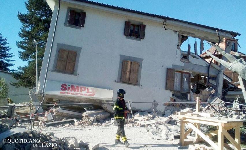 Edificio colpito gravemente dal terremoto ad Accumoli (Ri)
