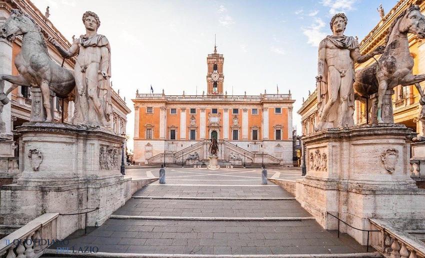 Scalinata che conduce a piazza del Campidoglio; sullo sfondo Palazzo Senatorio, sede del Comune di Roma