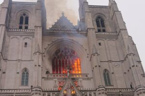 francia: incendio alla cattedrale di nantes