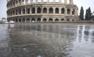 pioggia all'ombra del Colosseo