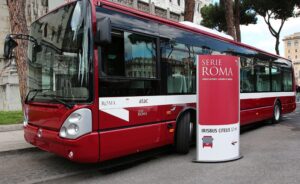 autobus di una linea periferica di Roma