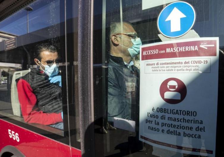 autobus pubblico nei giorni della pandemia