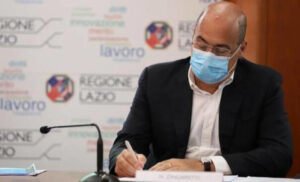 Il Presidente Zingaretti firma dei documenti