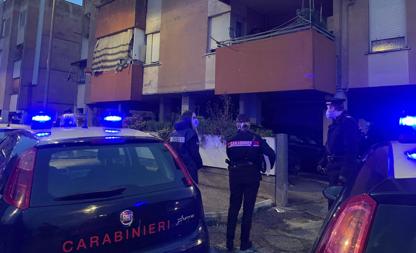 ardea minaccia uccidere figli barrica in casa carabinieri