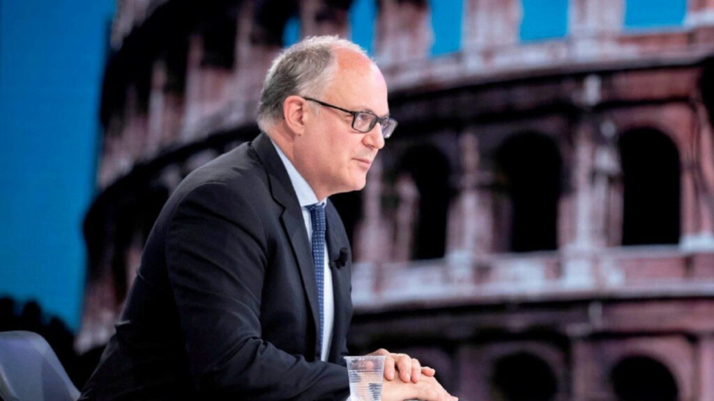 Roberto Gualtieri con stampa del Colosseo sullo sfondo