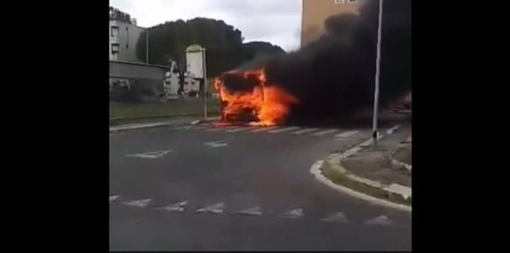 bus in fiamme atac roma portuense