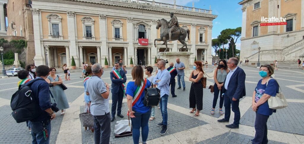 sindaci provincia roma protesta in piazza del campidoglio emergenza rifiuti roma
