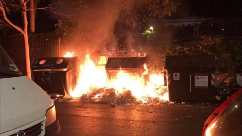 cassonetti rifiuti fiamme roma tor bella monaca