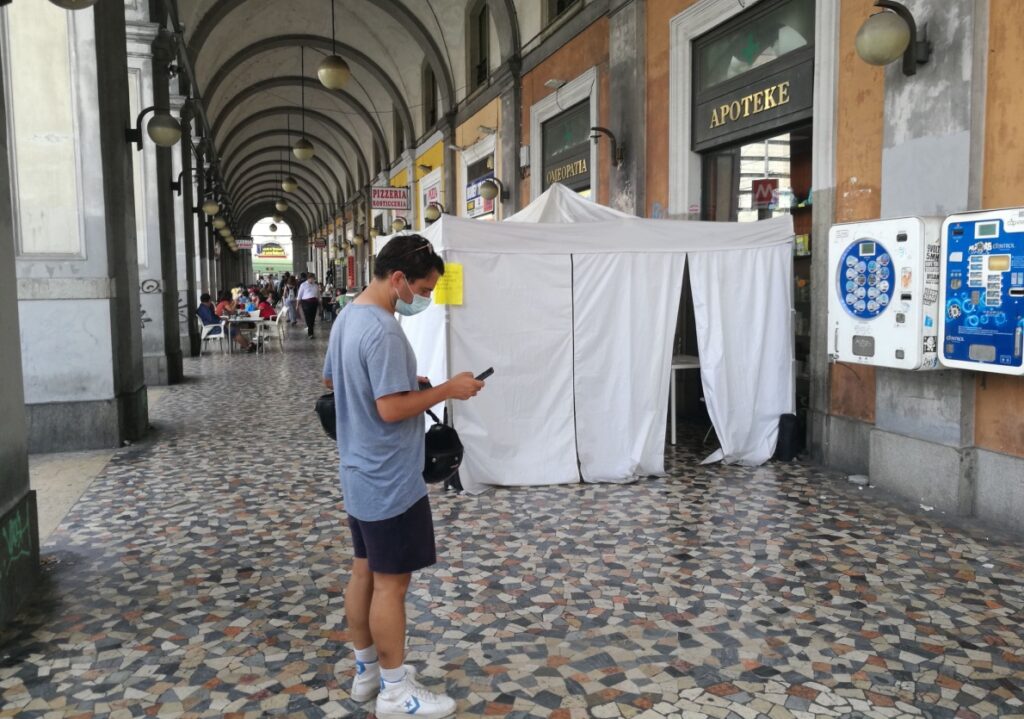 Ragazzo in attesa del tampone covid davanti la farmacia