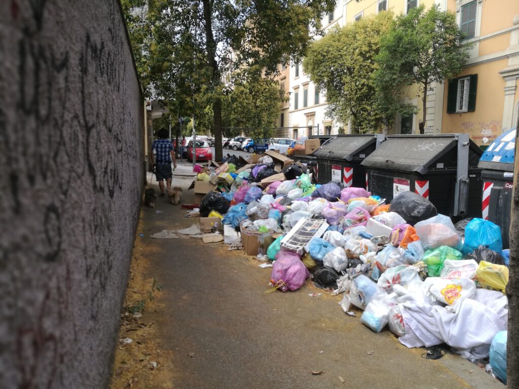 rifiuti sui marciapiedi differenziata raccolta roma