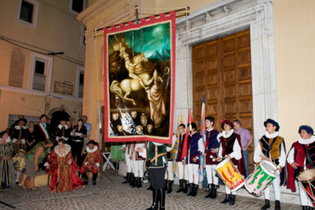 Le cerimonie del Pallio della Carriera tra sbandieratori e tamburi in festa