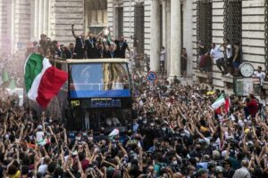 bus nazionale calcio campione europa festeggiamenti assembramenti tifosi italiani covid lazio