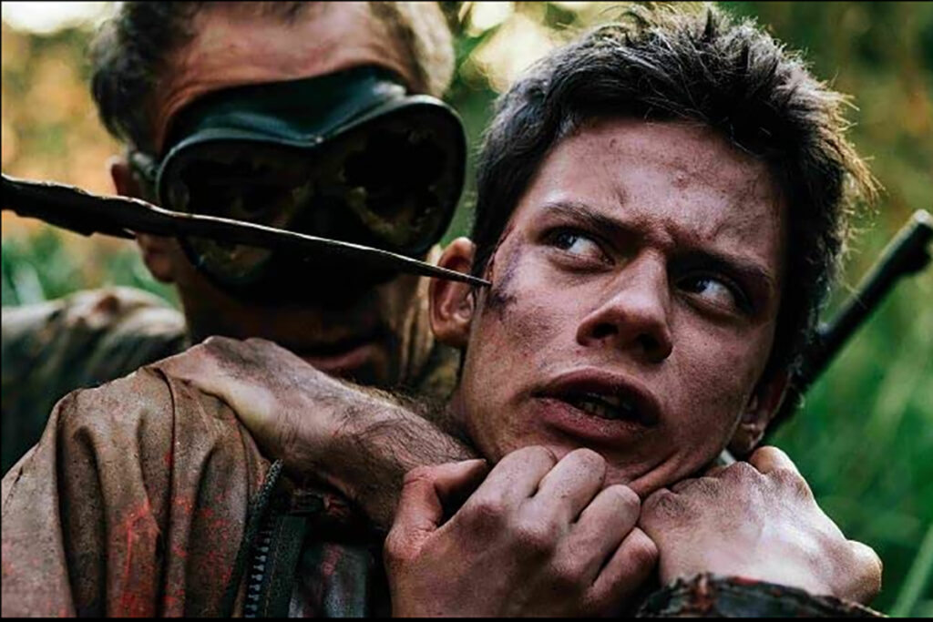 Una scena forte del film, il giovane protagonista minacciato alle spalle