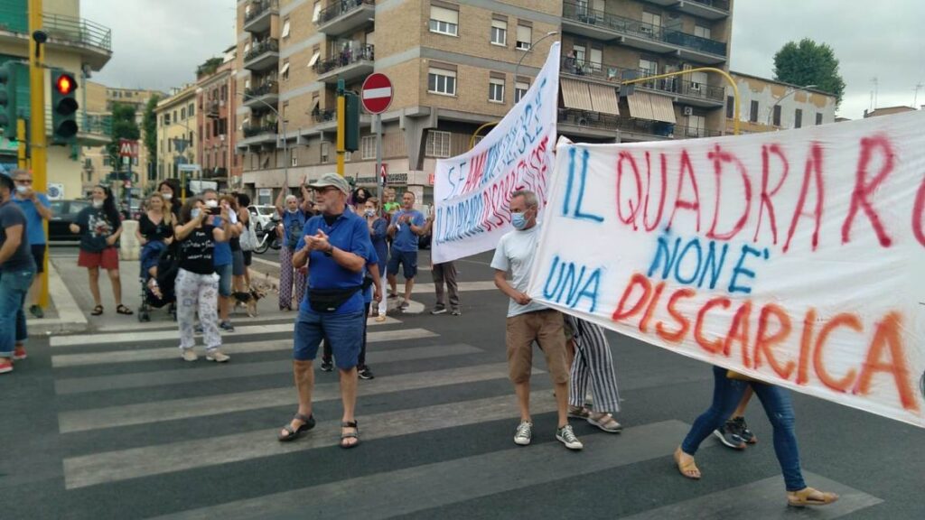 protesta cittadini quadraro rifiuti in strada roma
