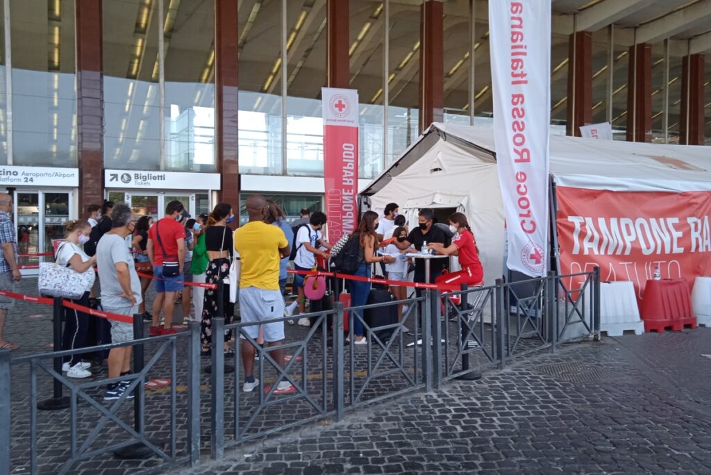 Stazione Termini, persone in attesa per il tampone rapido