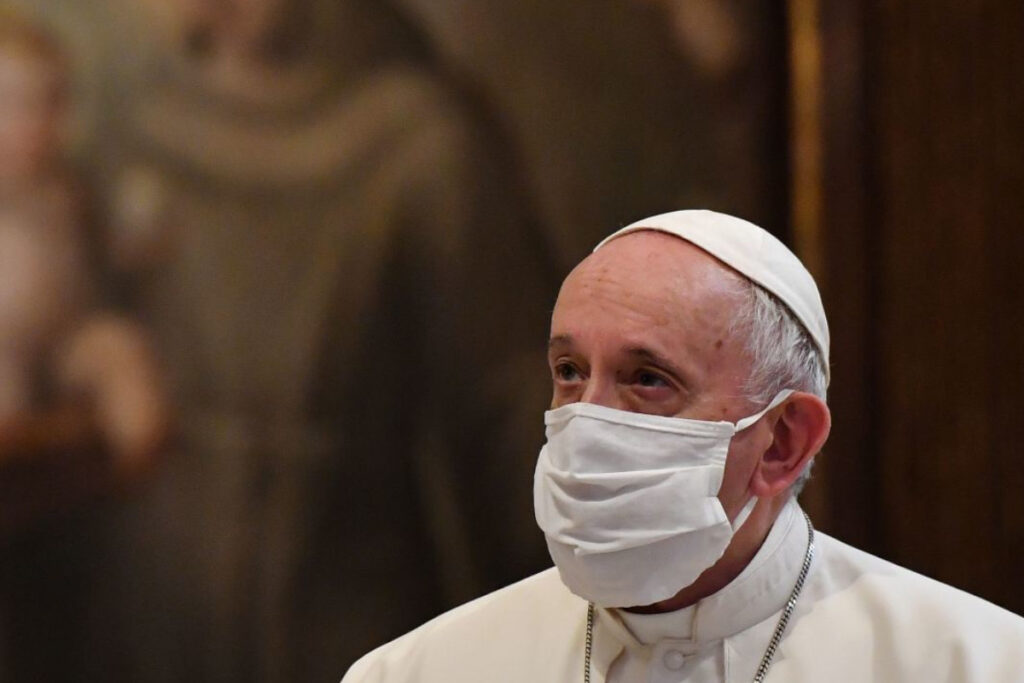 Papa Francesco durante una celebrazione con la mascherina