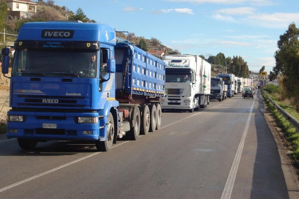 Una lunga fila di camion in strada
