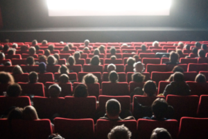 Un cinema al chiuso quasi totalmente pieno durante una proiezione