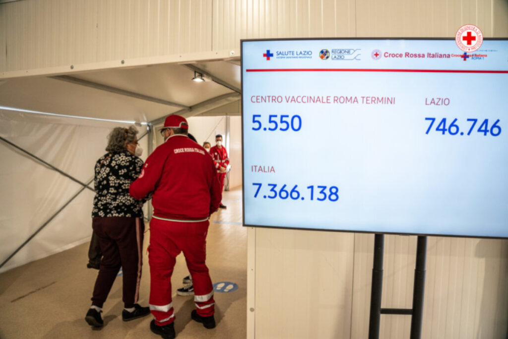 Volontari che accompagnano i vaccinandi al Centro di Roma Termini