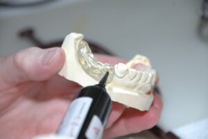 Odontotecnico al lavoro con una protesi