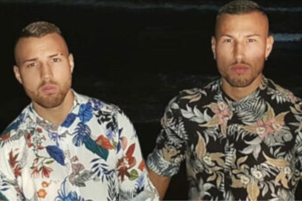 Una foto che ritrae i Fratelli Bianchi in camicia