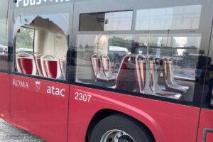 Autobus Atac con vetri rotti