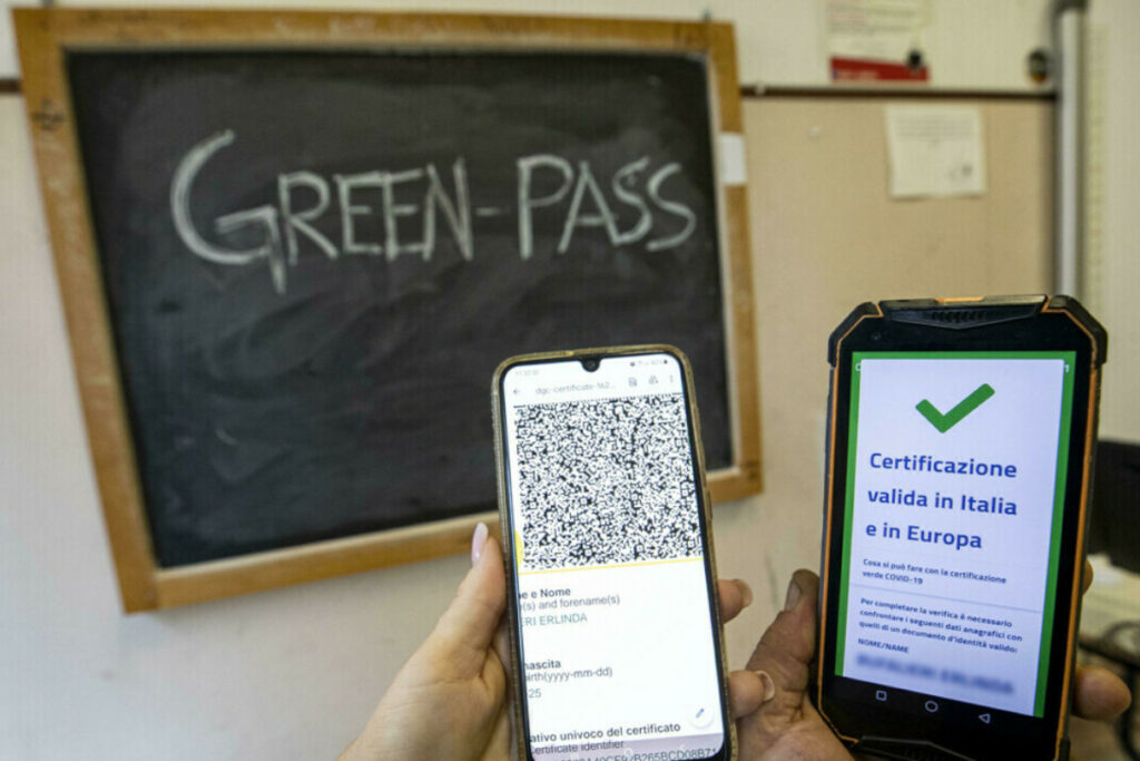 Una lavagna con scritto Green Pass sullo sfondo