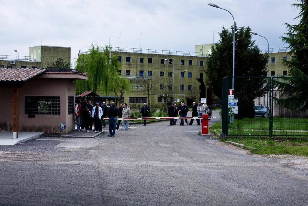Un'immagine dall'esterno del carcere di Frosinone