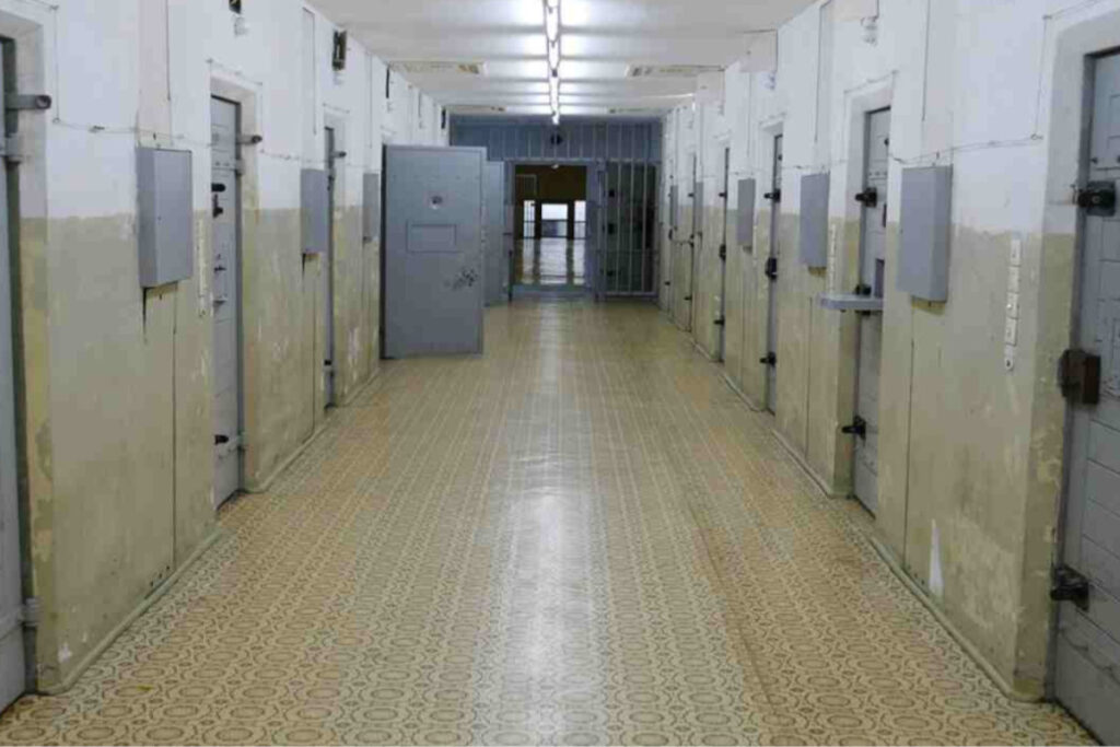 L'immagine di un corridoio di un carcere