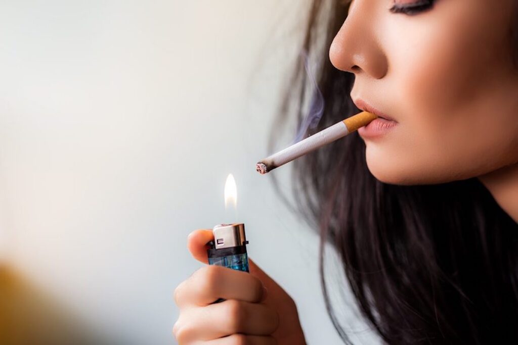 Una donna fuma una sigaretta