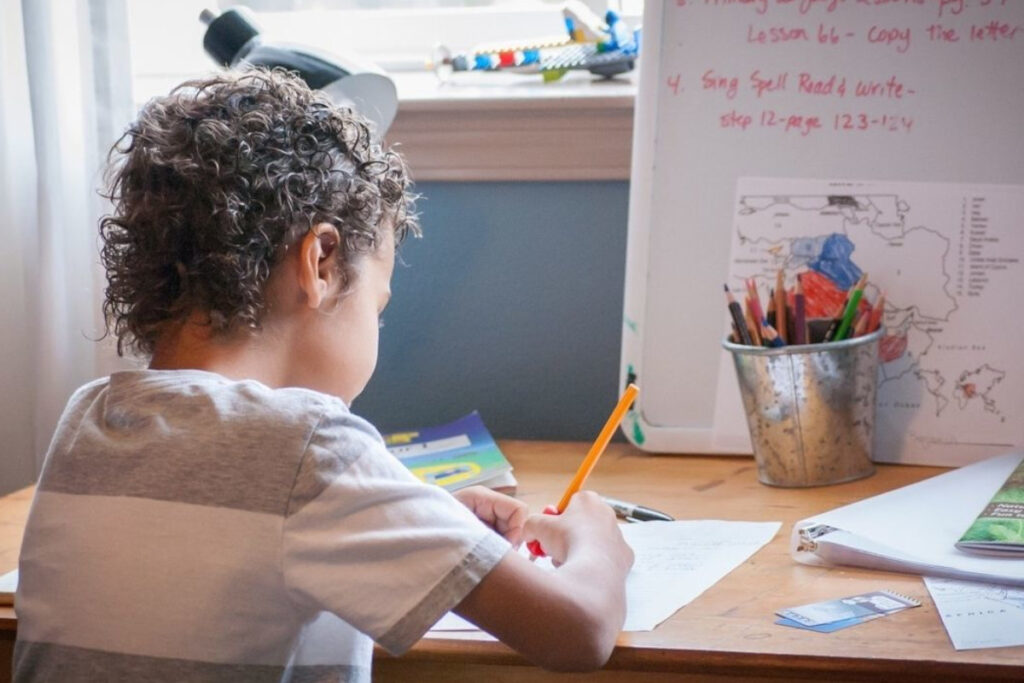 Bambino alle prese con lo studio in modalità di homeschooling
