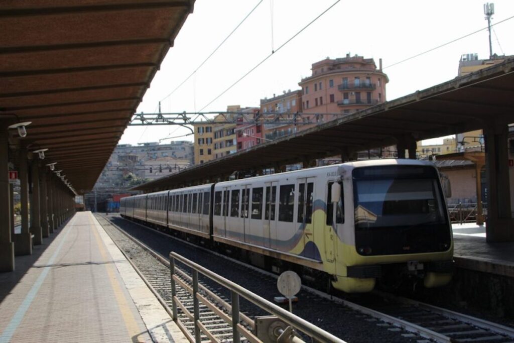 Treno nella stazione Roma-Lido