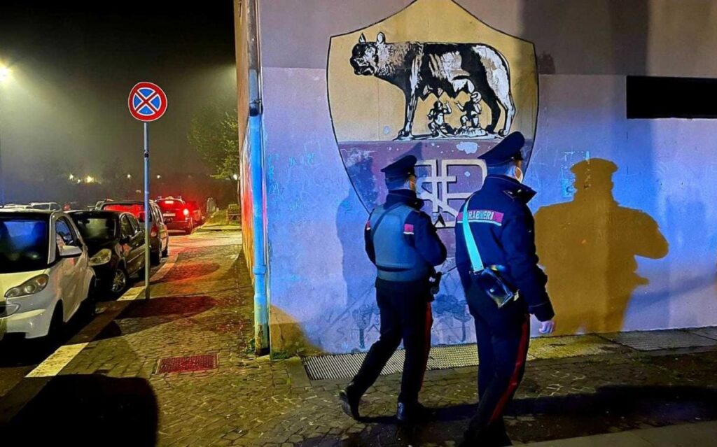 carabinieri controllano la palazzina detta "La Lupa" a San Basilio