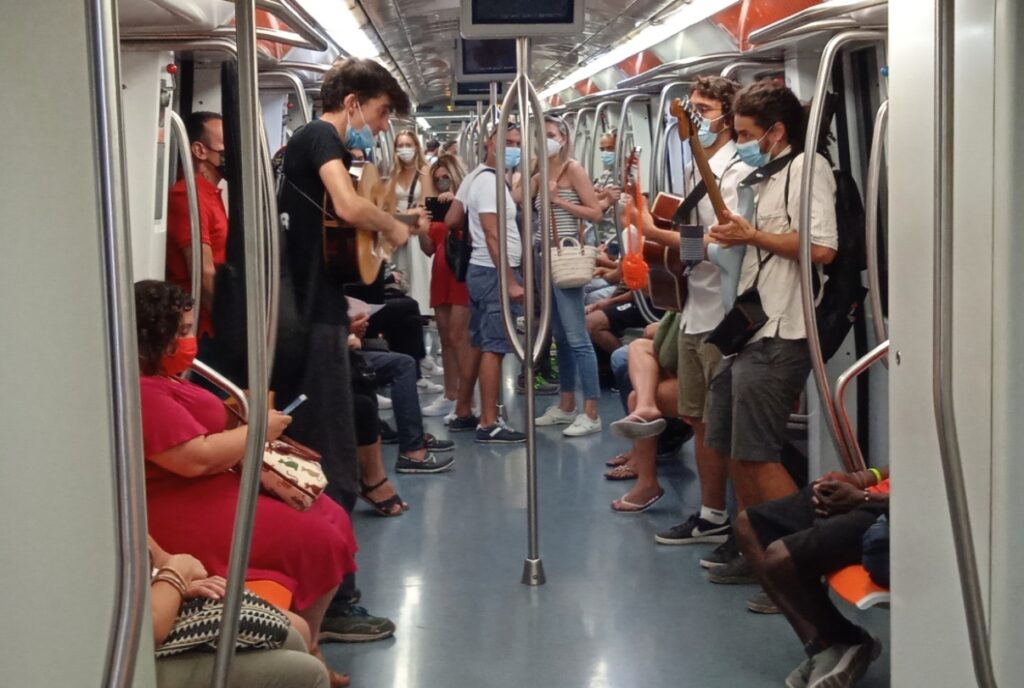 metro di roma, passeggeri che suonano la chitarra