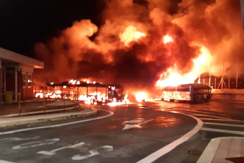 Incendio autobus Tor Sapienza a Roma