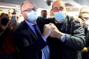 L'abbraccio tra Roberto Gualtieri e Nicola Zingaretti dopo i primi exit poll