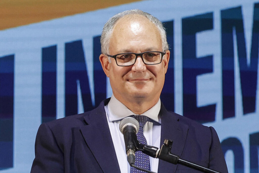 Roberto Gualtieri durante una conferenza