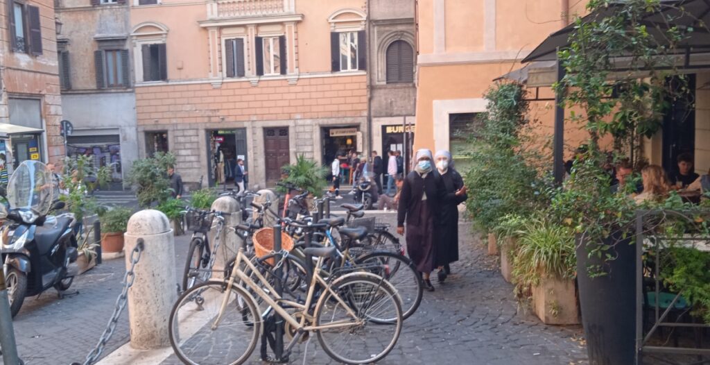 Suore con mascherine a roma