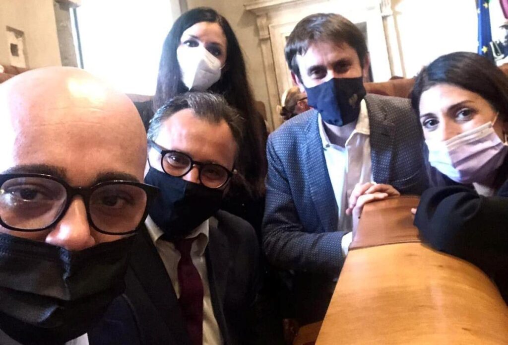 Virginia Raggi con i consiglieri del M5S in Aula