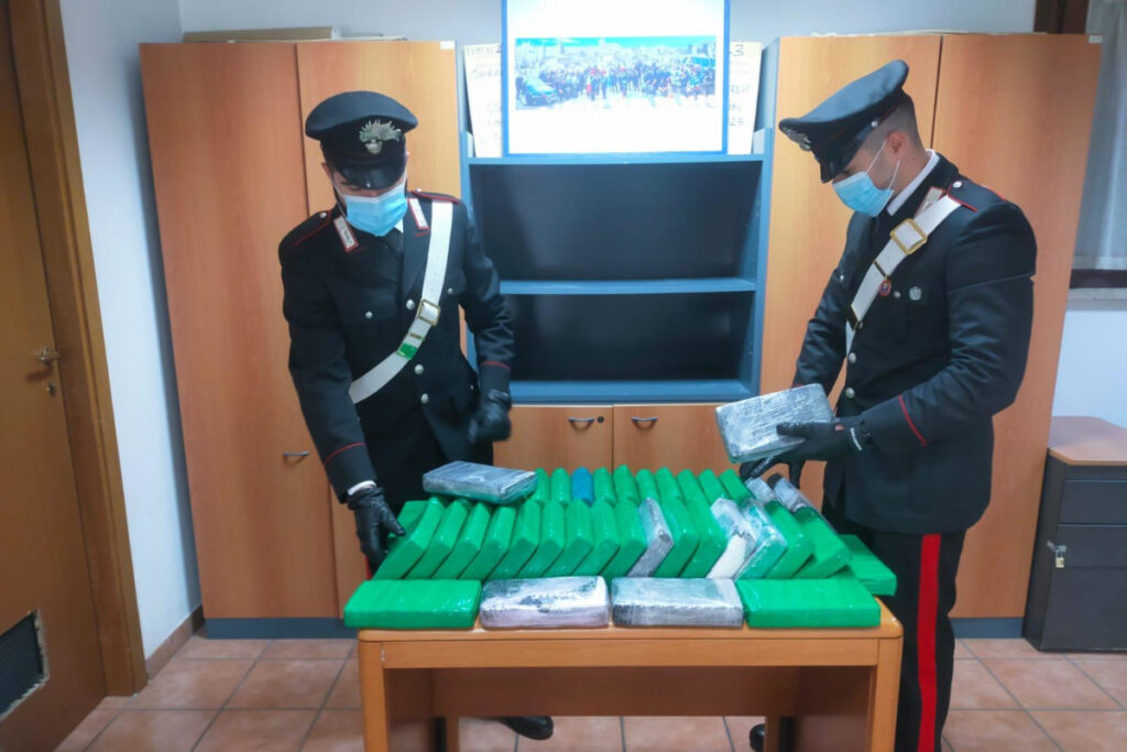 Guidonia, carabinieri con panetti di droga sequestrata
