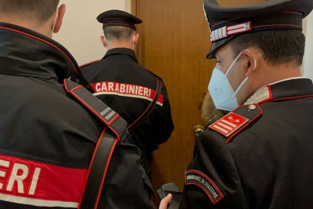 Carabinieri entrano in una casa
