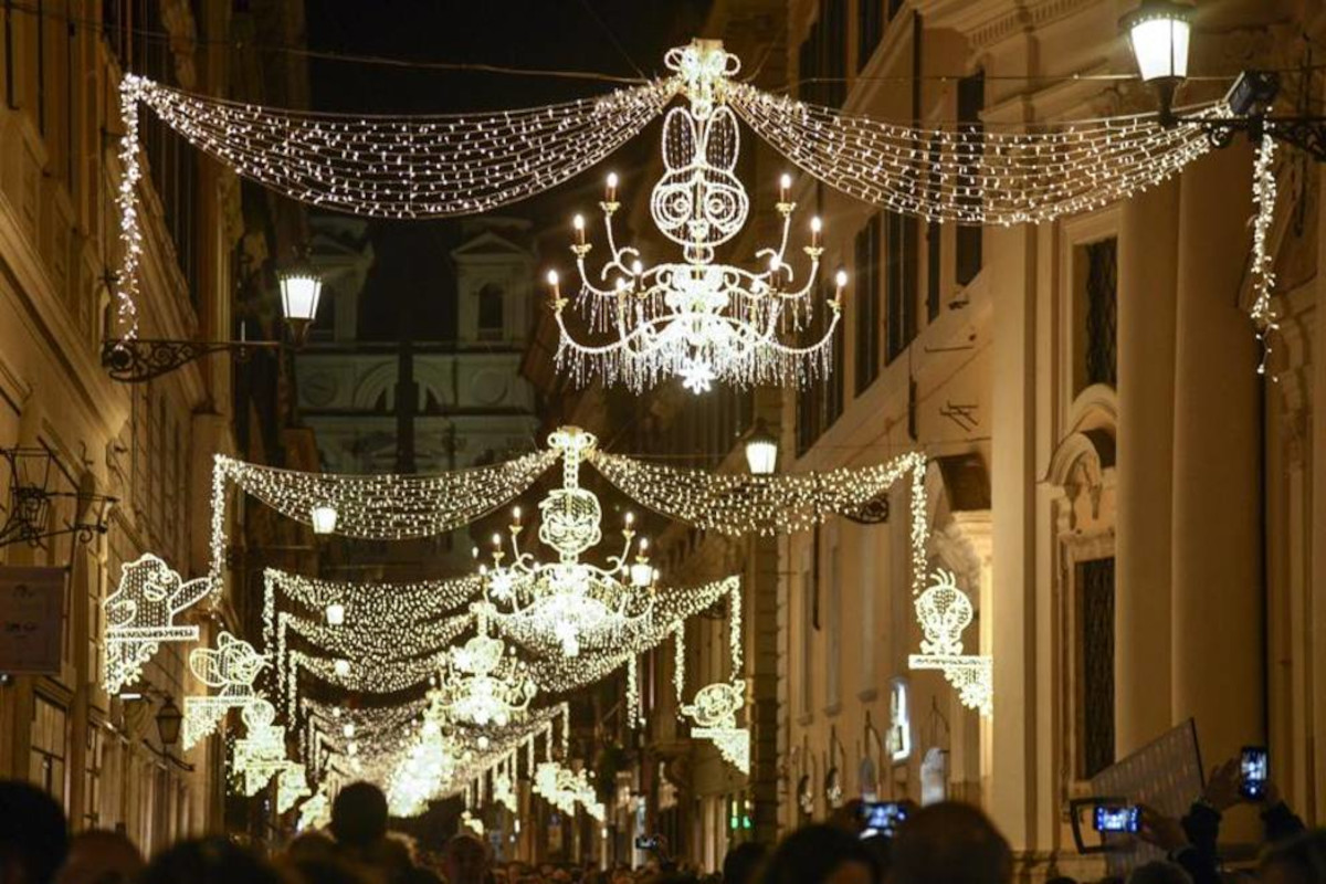 folla di Natale nelle vie del centro e Piazza di Spagna