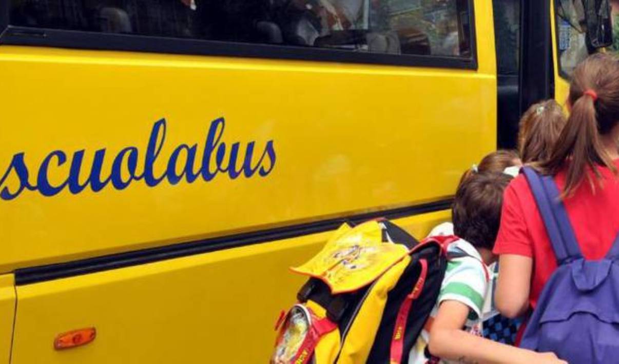 scuolabus trasporta bambini
